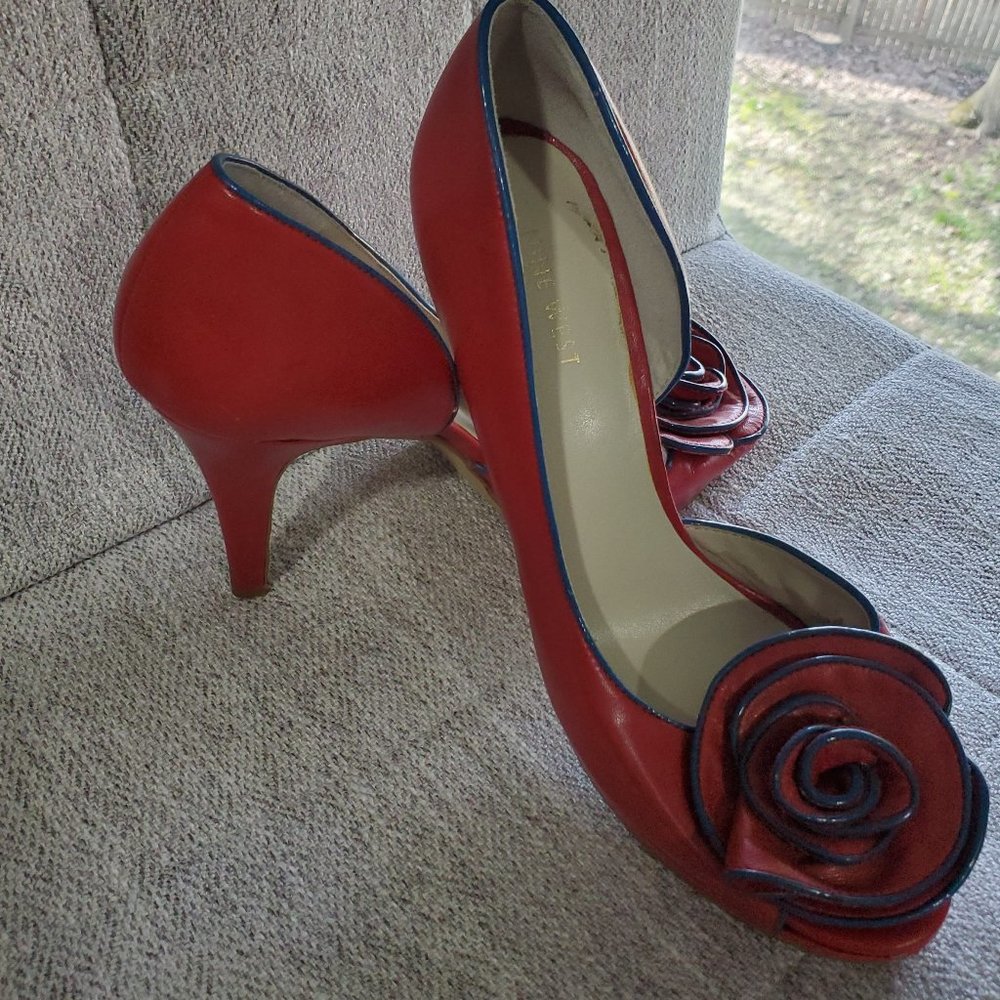 Nine West "makeascene" red and blue rose detail pumps